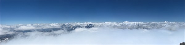 Эльбрус.  Главный Кавказский хребет в облаках